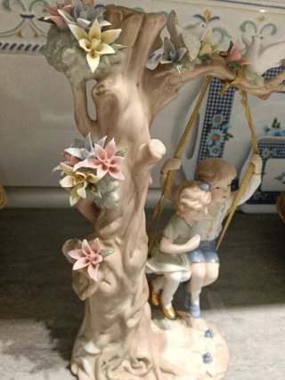 Figura árbol con columpio y niños,30x18x8,