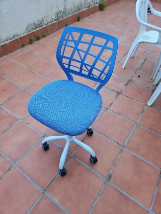 Silla de escritorio azul y blanca
