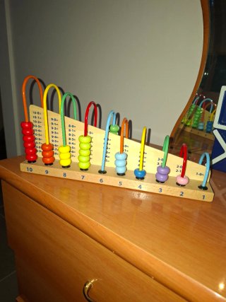 Ábaco de madera educativo con cuentas