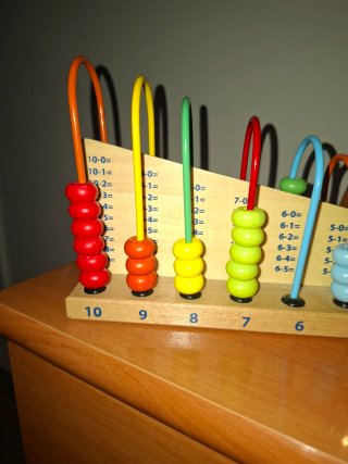 Ábaco de madera educativo con cuentas