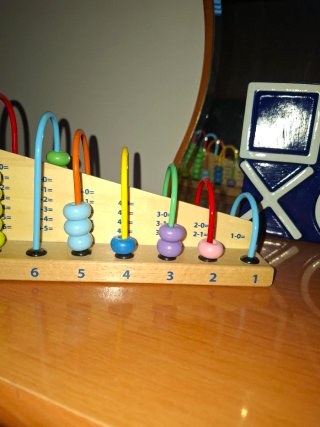 Ábaco de madera educativo con cuentas