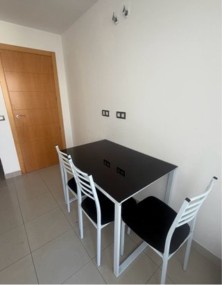 Mesa y 3 Sillas Comedor Negras