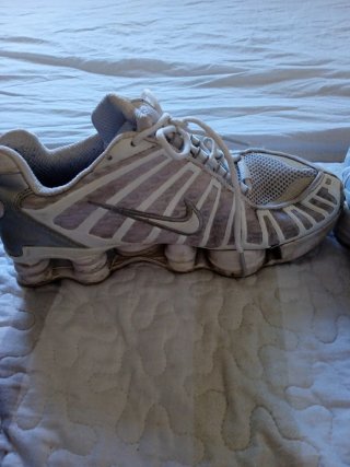 Zapatillas Nike plateadas y blancas