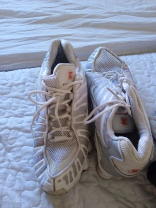 Zapatillas Nike plateadas y blancas
