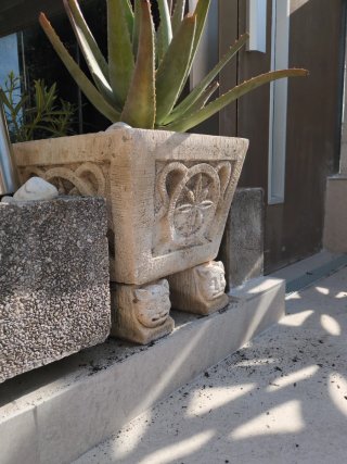 Jardinera de piedra con patas de león