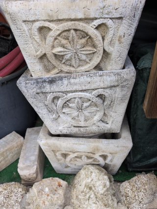 Jardinera de piedra con patas de león