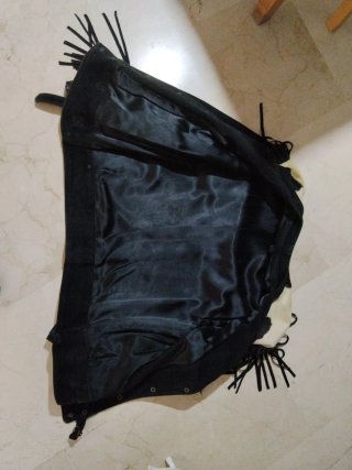 Chaqueta de piel con flecos y estampado de vaca