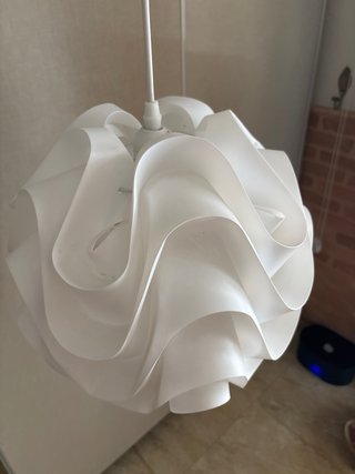 Lámpara colgante plástico blanco.