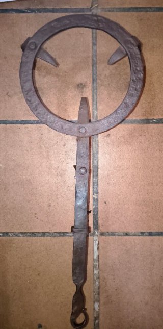 Trébede de hierro forjado