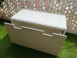 Baúl de IKEA de madera blanca- almacenaje