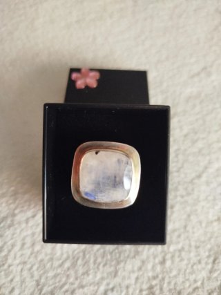 Anillo de plata con una piedra luna central