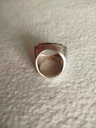 Anillo de plata con una piedra luna central