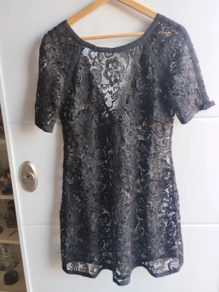 Vestido negro de encaje