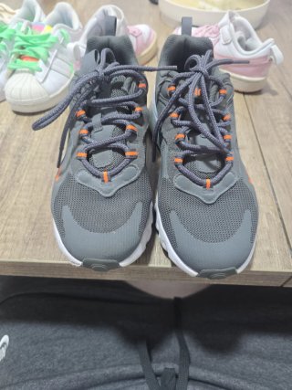 Zapatillas Nike grises con detalles naranjas