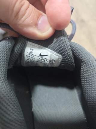 Zapatillas Nike grises con detalles naranjas