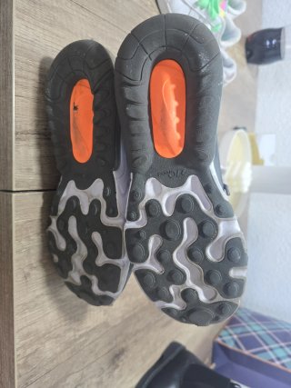 Zapatillas Nike grises con detalles naranjas