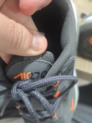 Zapatillas Nike grises con detalles naranjas