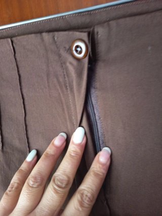 Pantalón pitillo marrón