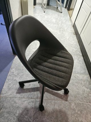 Silla de oficina ergonómica negra