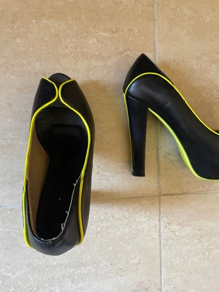 Zapatos de tacón negros y amarillos lo