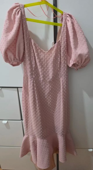 Vestido midi rosa empolvado con volantes