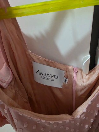 Vestido midi rosa empolvado con volantes