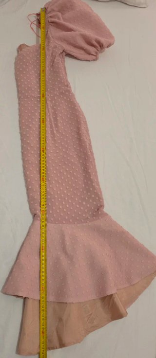 Vestido midi rosa empolvado con volantes