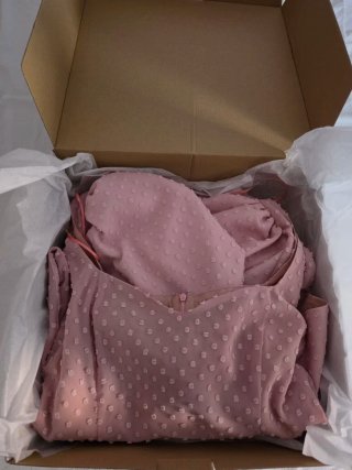 Vestido midi rosa empolvado con volantes