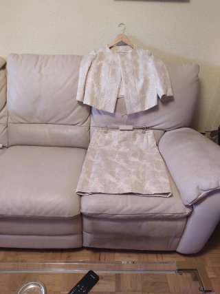 Conjunto chaqueta y falda beige y oro