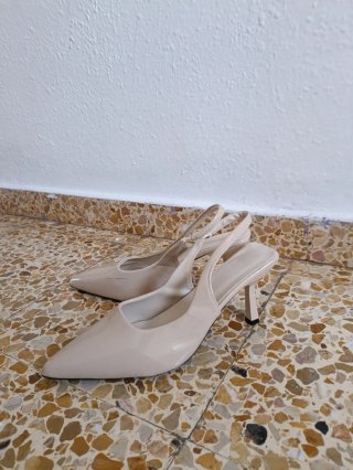 Tacones beige punta fina slingback