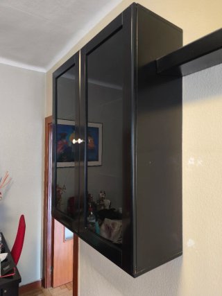 Mueble vitrina madera y cristal negro