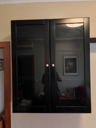 Mueble vitrina madera y cristal negro