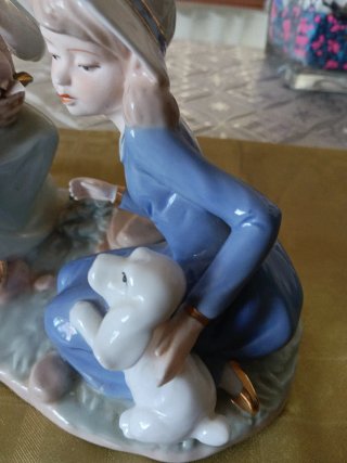 Figura porcelana dos niñas y perro,19x21x11,