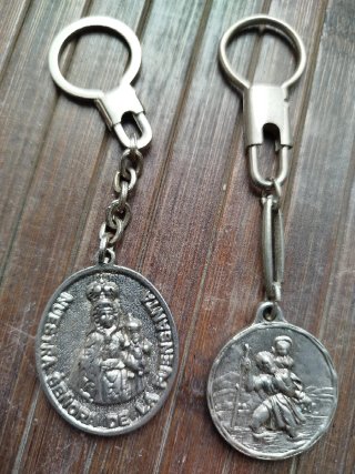 Lote de llaveros de temática religiosa