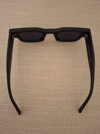 Occhiali da sole neri squadrati stile moderno