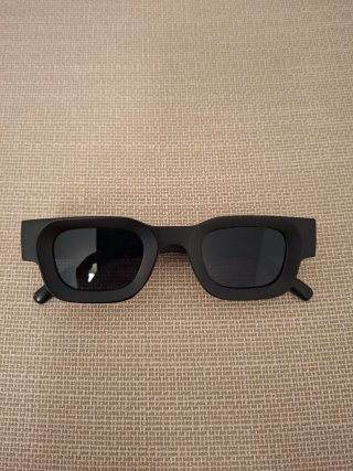 Occhiali da sole neri squadrati stile moderno