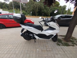 Honda PCX 125 Blanca modelo 2024 matricula 2025