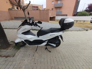 Honda PCX 125 Blanca modelo 2024 matricula 2025