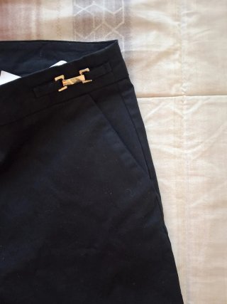 Pantalón negro con detalle dorado
