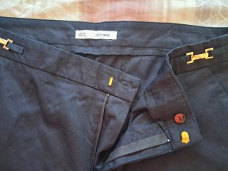 Pantalón negro con detalle dorado