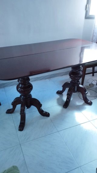 Mesa de comedor y sillas de madera