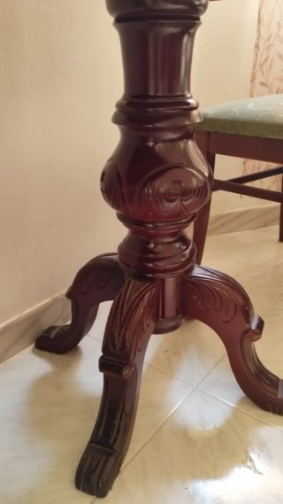 Mesa de comedor y sillas de madera