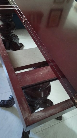 Mesa de comedor y sillas de madera