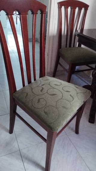 Mesa de comedor y sillas de madera