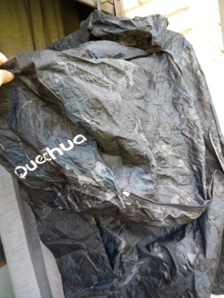 Chubasquero Forclaz 900 para cuerpo y mochila