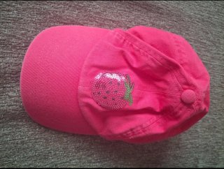 Gorra infantil fresa lentejuelas