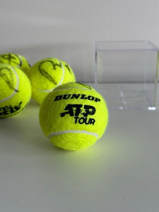 Pelota de tenis firmada Jannik Sinner