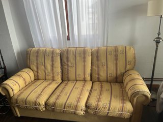 Sofá de tela amarillo con estampado