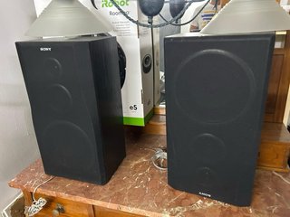 Equipo de música Sony vintage con altavoces