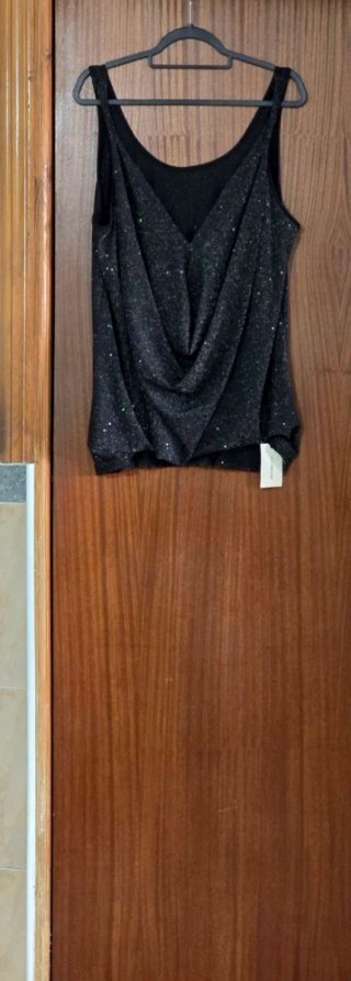 Top de escote drapeado negro con brillos.